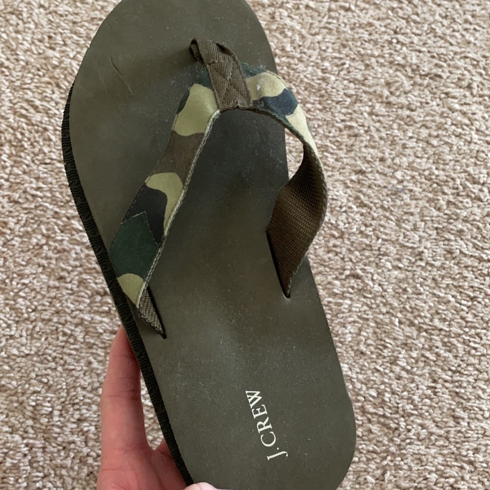 Like New ! Camo JCrew flip flops 💚🖤💚 men’s sz8